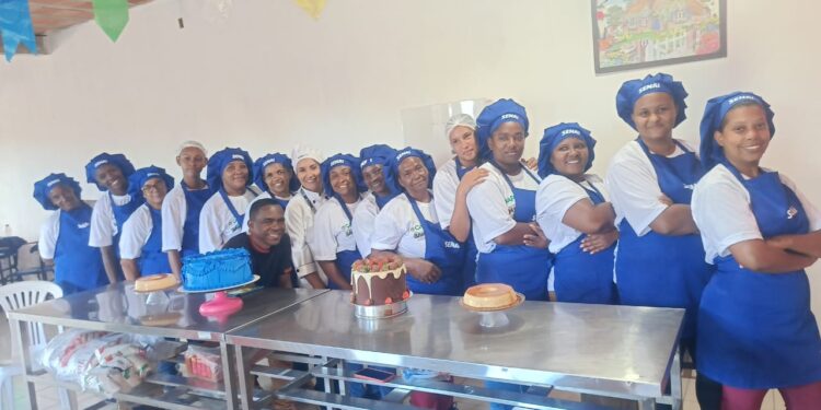 Associação de moradores da comunidade de pau seco promove curso de confeitaria básica em parceria com o Senai