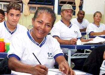 Câmara aprova criação de Bolsa Permanência para estudantes da EJA