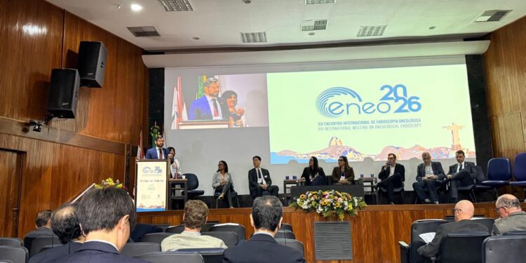 Setembro Rubi: médico feirense participa de encontro internacional e destaca importância do rastreamento e diagnóstico precoce do câncer