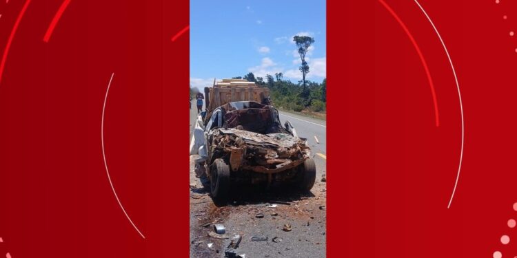 Batida entre dois carros deixa uma pessoa morta e outra ferida em Camaçari