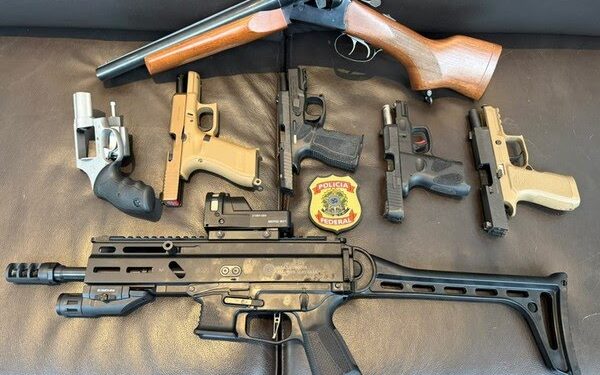 PF apreende 7 armas durante operação que mira Mario Frias e produtora do filme ‘Dark Horse’