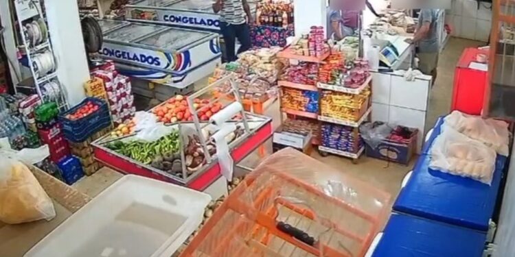 Suspeito de assalto a mercado morre após confronto com PMs durante fuga na Bahia