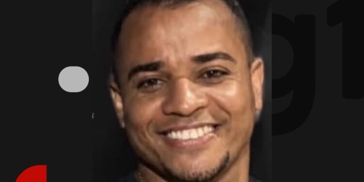 Filho de cantor do Olodum morre após bater moto em rolo compactador na BR-324, em Salvador
