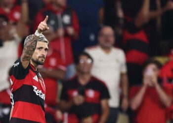 Flamengo leva susto, mas elimina Del Valle com gol bizarro de presente e vai à semifinal da Libertadores