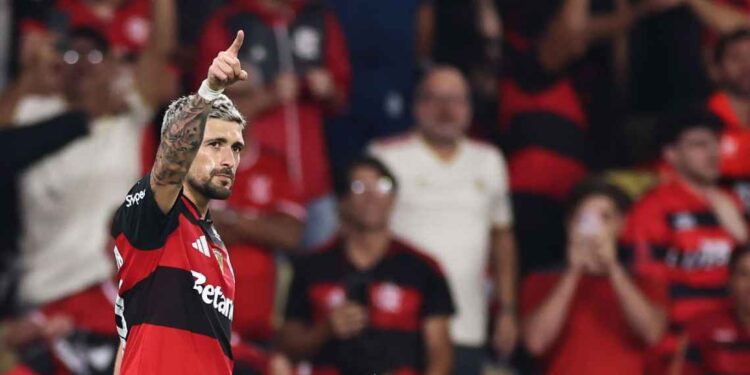 Flamengo leva susto, mas elimina Del Valle com gol bizarro de presente e vai à semifinal da Libertadores