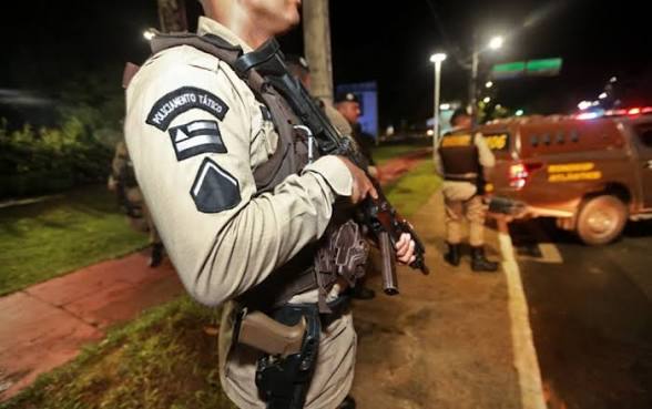 Homem é preso suspeito de mostrar pênis para crianças de 10 e 13 anos em Feira de Santana