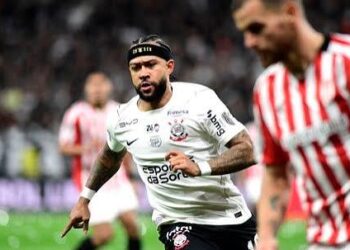 Memphis perde pênalti, e Corinthians cai para o Estudiantes na Libertadores