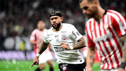 Memphis perde pênalti, e Corinthians cai para o Estudiantes na Libertadores