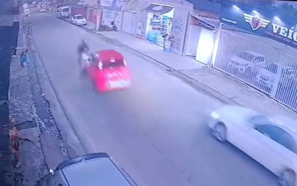 Motociclista é arremessado após batida com carro na Bahia; homem foi preso