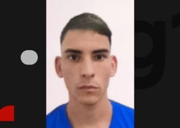 Jovem de 22 anos morre após motocicleta bater em poste no centro de Feira de Santana