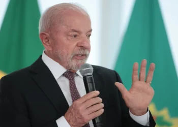A 17 dias do 1º turno das eleições, Lula anuncia reajuste no Bolsa Família