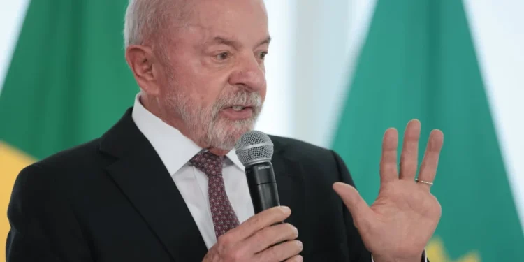 A 17 dias do 1º turno das eleições, Lula anuncia reajuste no Bolsa Família