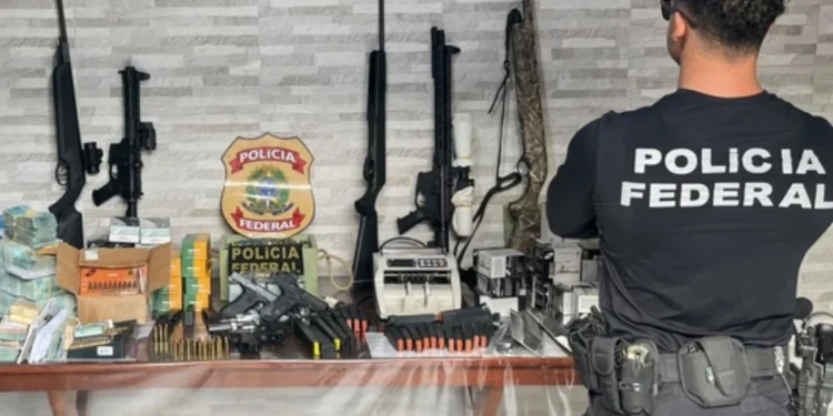 Operação contra fraude de CACs apreende 44 armas e R$ 535 mil em Feira de Santana