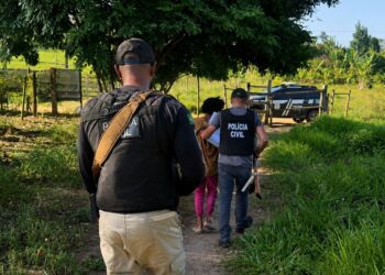 Mulher é resgatada de cárcere privado após pedir para filho de 7 anos entregar bilhetes com pedido de socorro para professora