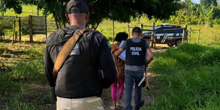 Mulher é resgatada de cárcere privado após pedir para filho de 7 anos entregar bilhetes com pedido de socorro para professora