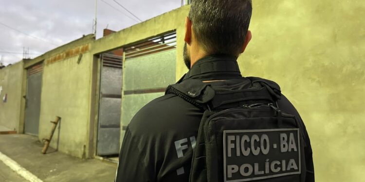 Vinte e uma pessoas são presas e mais de R$ 10 milhões bloqueados durante operação policial na Bahia