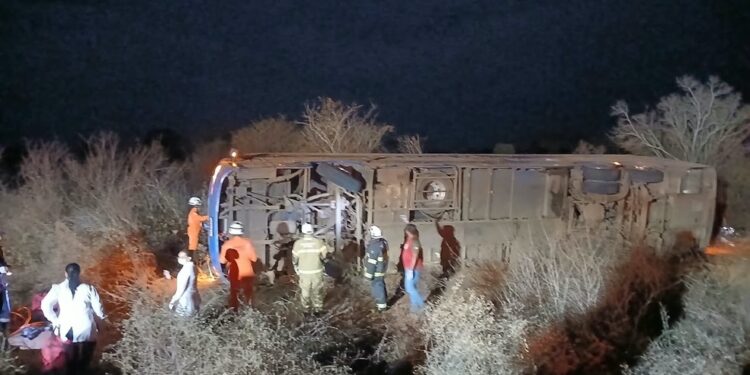 Acidente com ônibus deixa 7 mortos e 13 feridos na Bahia; policial e criança estão entre as vítimas