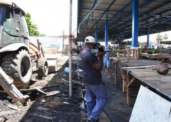 Sesp realiza trabalho para eliminar focos remanescentes de incêndio na Feirinha da Estação