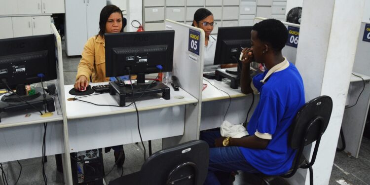 Motorista carreteiro tem 30 vagas entre as 234 oportunidades da Casa do Trabalhador