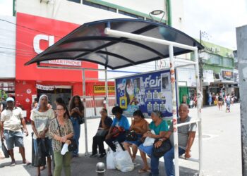 Programa Adote um Abrigo instala sete novos pontos de ônibus em Feira de Santana
