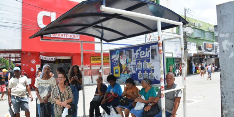 Programa Adote um Abrigo instala sete novos pontos de ônibus em Feira de Santana