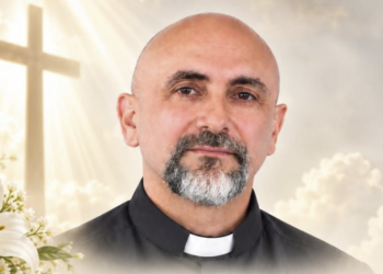Padre morre após ser atingido por cruz em missa