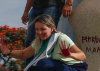 Baiana condenada a 14 anos pelo 8 de Janeiro, Débora do Batom recebe autorização de Moraes para ir ao semiaberto