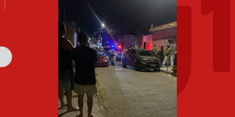 Jovem é morto e mulher fica ferida durante troca de tiros em Feira de Santana