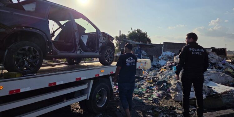 Desmanche de veículos é descoberto em lixão em Feira de Santana