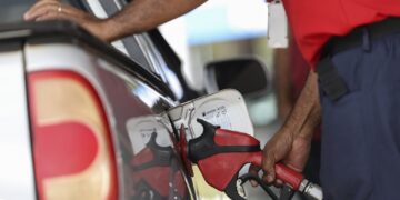 Às vésperas do 2º turno, governo Lula zera impostos federais da gasolina por um mês