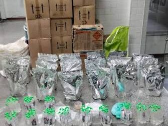 PM apreende arma e drogas e recupera três veículos em Feira de Santana durante ações no final de semana