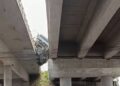 Caminhão-tanque tomba no viaduto do Tomba e combustível se espalha pela pista