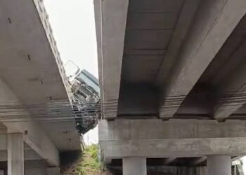 Caminhão-tanque tomba no viaduto do Tomba e combustível se espalha pela pista