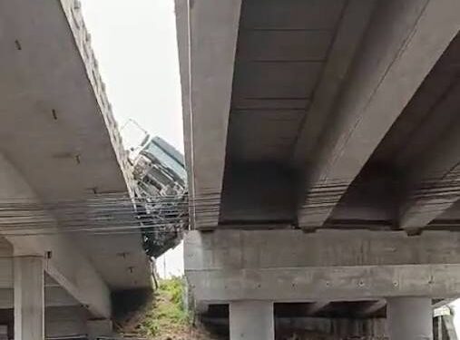 Caminhão-tanque tomba no viaduto do Tomba e combustível se espalha pela pista