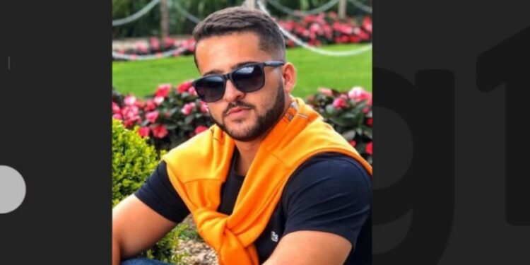Dançarino de banda de pagode morre após cair de barco durante passeio com familiares em rio na Bahia